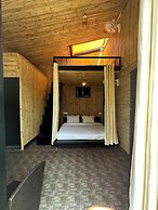 Arahnyam Pool Side Cafe & Resort