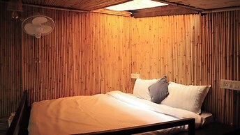 Arahnyam Pool Side Cafe & Resort