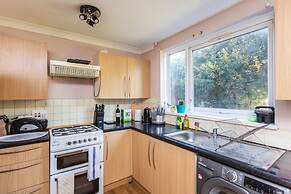 Spacious 2BD House W/private Garden - Kennington!
