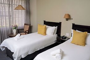 Q's Evander Hotel and Apartment