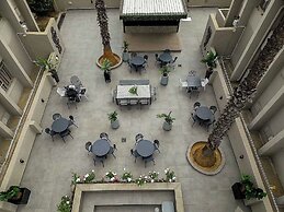 Q's Evander Hotel and Apartment