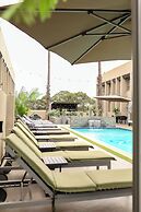 Q's Evander Hotel and Apartment