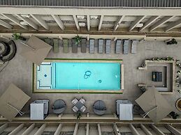 Q's Evander Hotel and Apartment