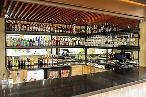 Q's Evander Hotel and Apartment