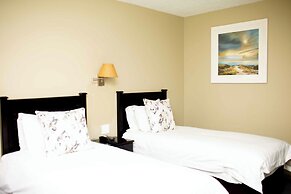 Q's Evander Hotel and Apartment