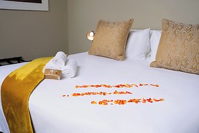 Q's Evander Hotel and Apartment