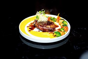 Q's Evander Hotel and Apartment