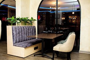 Q's Evander Hotel and Apartment