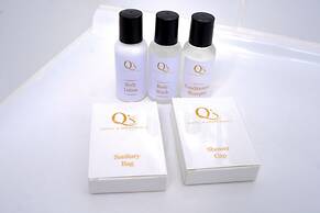 Q's Evander Hotel and Apartment