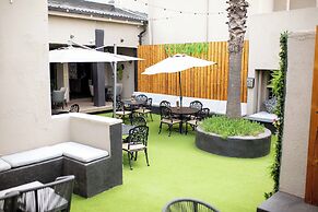 Q's Evander Hotel and Apartment