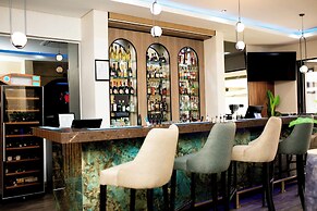 Q's Evander Hotel and Apartment