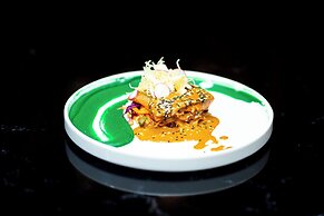 Q's Evander Hotel and Apartment