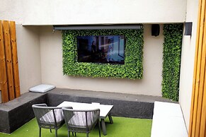 Q's Evander Hotel and Apartment