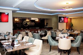 Q's Evander Hotel and Apartment