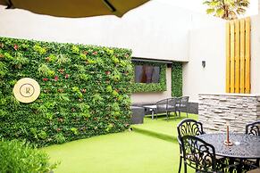 Q's Evander Hotel and Apartment