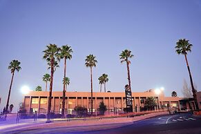 Q's Evander Hotel and Apartment