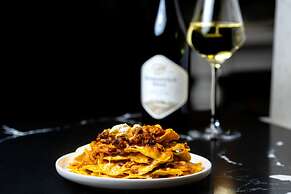 Q's Evander Hotel and Apartment