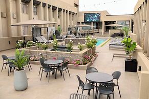 Q's Evander Hotel and Apartment