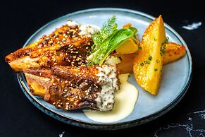 Q's Evander Hotel and Apartment