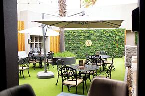 Q's Evander Hotel and Apartment