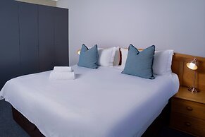 Q's Evander Hotel and Apartment