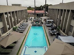 Q's Evander Hotel and Apartment