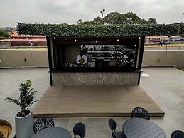 Q's Evander Hotel and Apartment