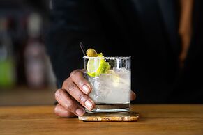 Q's Evander Hotel and Apartment