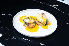 Q's Evander Hotel and Apartment