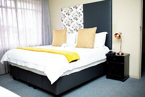 Q's Evander Hotel and Apartment