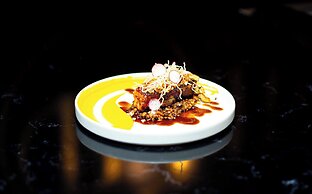 Q's Evander Hotel and Apartment