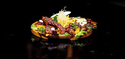 Q's Evander Hotel and Apartment