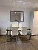 Luxury 2 Bed 2 Bath Apartment Central Location