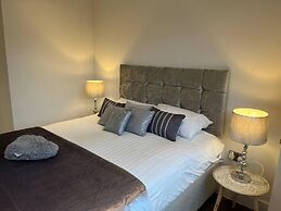 Luxury 2 Bed 2 Bath Apartment Central Location