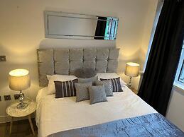 Luxury 2 Bed 2 Bath Apartment Central Location