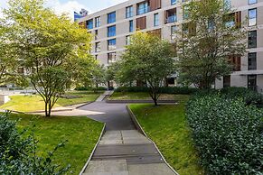 Apartment With Bathub by Renters