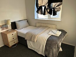 House Sleeps 6 With Garden, Parking