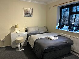 House Sleeps 6 With Garden, Parking