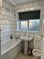 House Sleeps 6 With Garden, Parking