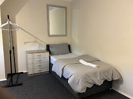 House Sleeps 6 With Garden, Parking