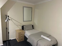House Sleeps 6 With Garden, Parking