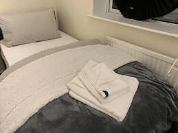 Lovely Contractor/family House London