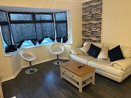 House Sleeps 6 With Garden, Parking