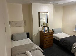 House Sleeps 6 With Garden, Parking