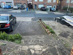 House Sleeps 6 With Garden, Parking