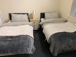 Lovely Contractor/family House London