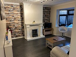 House Sleeps 6 With Garden, Parking