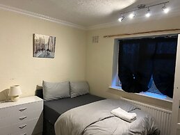 House Sleeps 6 With Garden, Parking