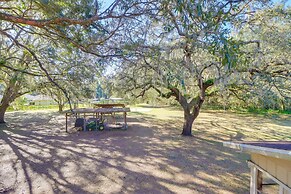 10 Mi to Lake Sumter: Home w/ Deck in Summerfield