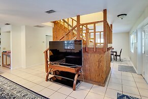 10 Mi to Lake Sumter: Home w/ Deck in Summerfield